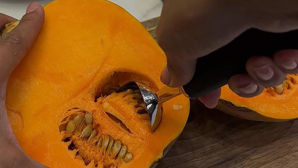 Тыкву очищают ложкой от сердцевины с семенами