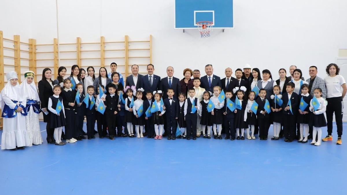 Жаңадан ашылған мектеп оқушылары мен әкімдік өкілдері Жаңадан ашылған мектеп оқушылары мен әкімдік өкілдері
