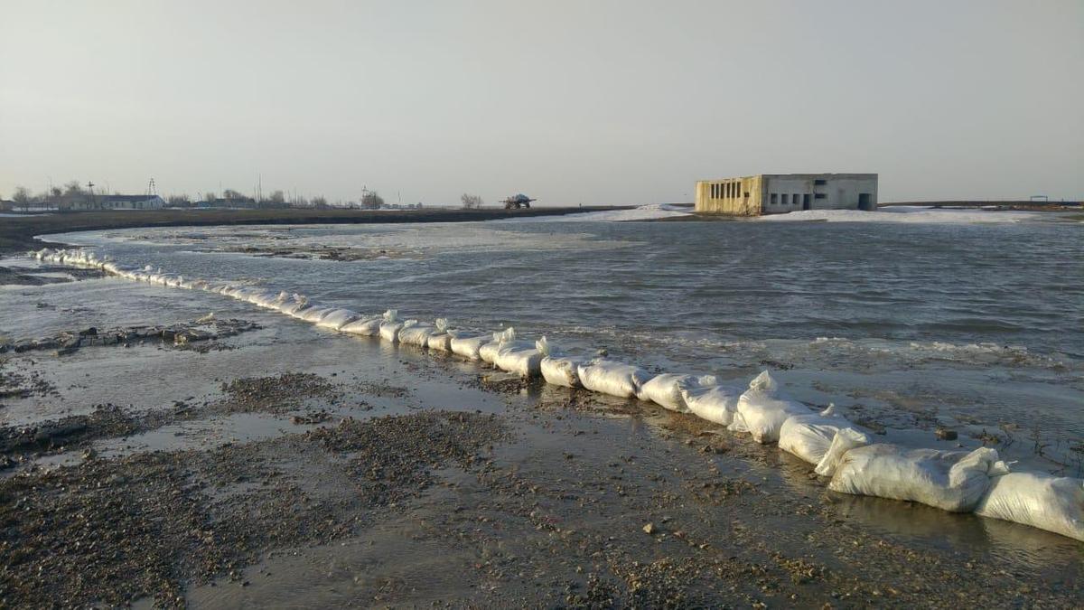 Мешки с инертными материалами мешают распространению воды