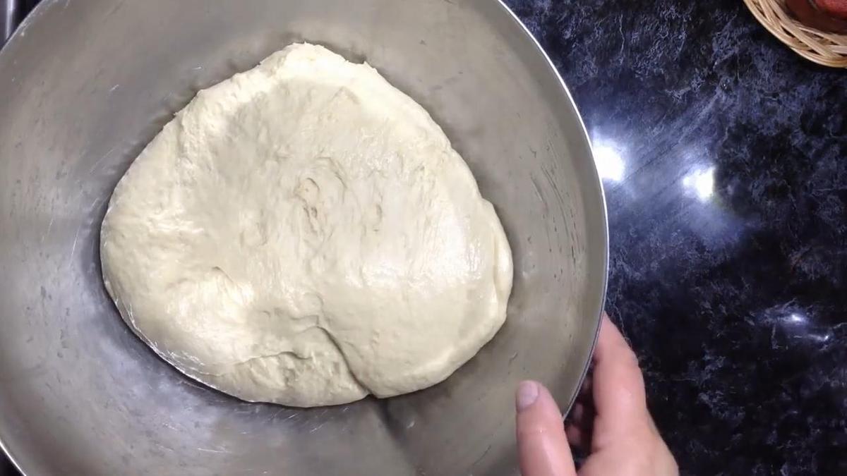 Тесто для хачапури в металлической миске