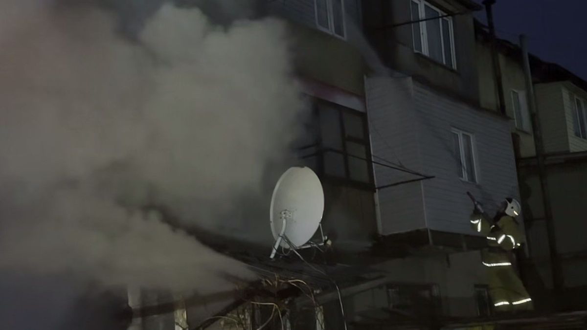 Пожарный тушит возгорание