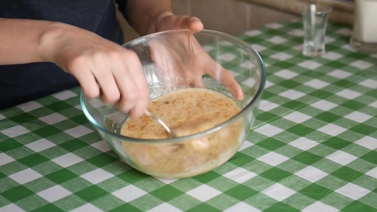 В стеклянной миске замешивают варенье с содой