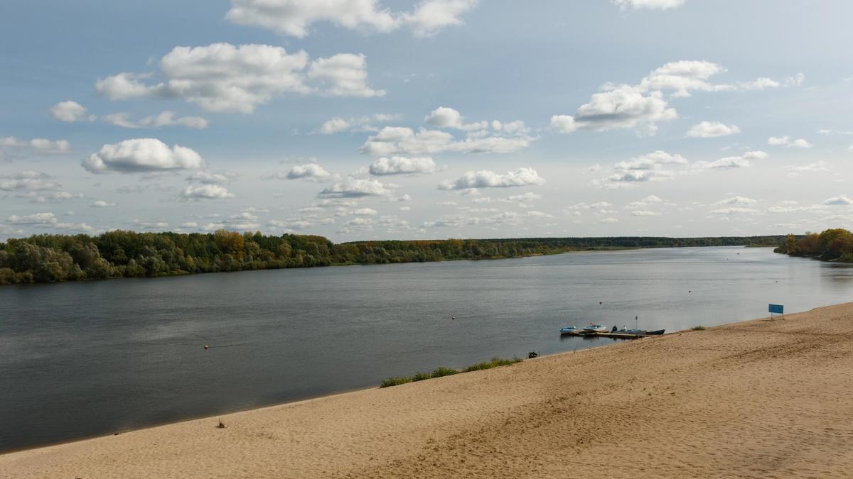 Пляж у водоема