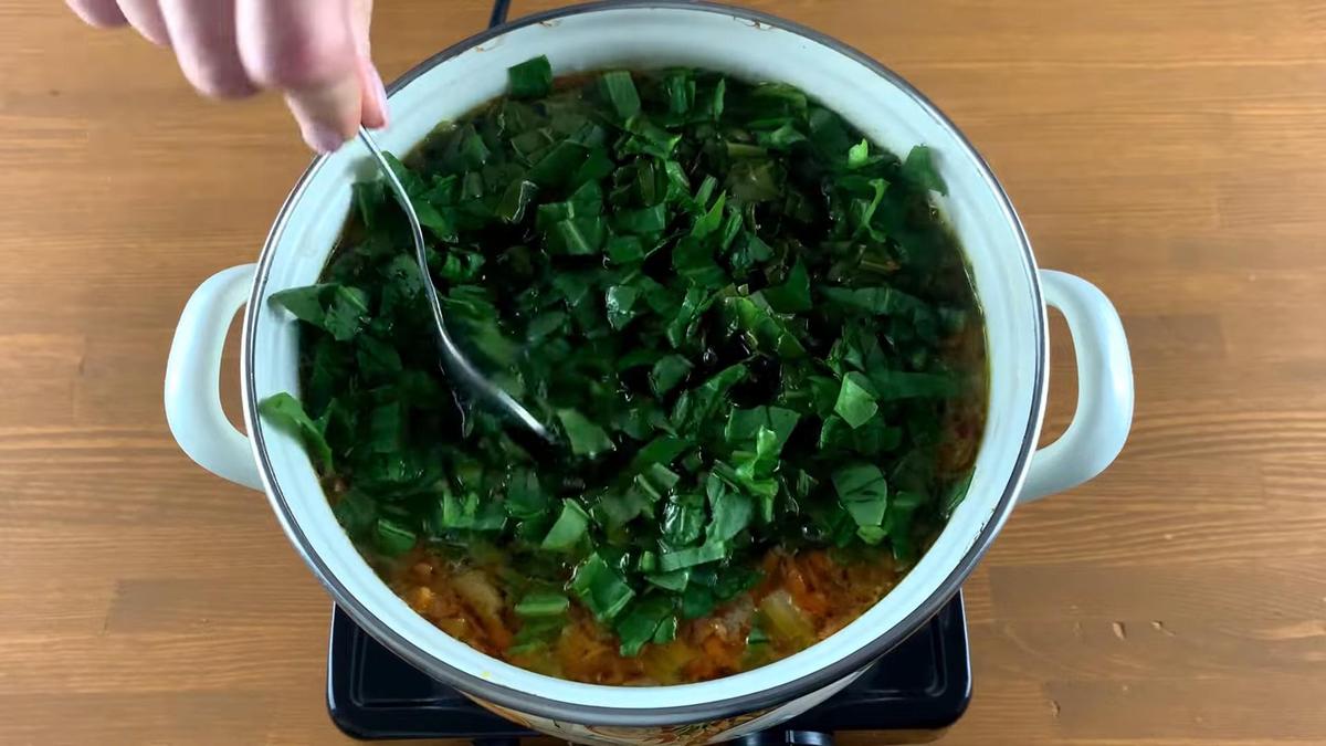 В кастрюле суп со щавелем