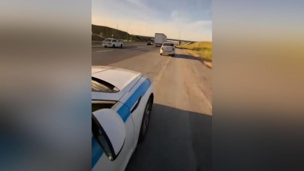 Автомобиль полиции на дороге Автомобиль полиции на дороге