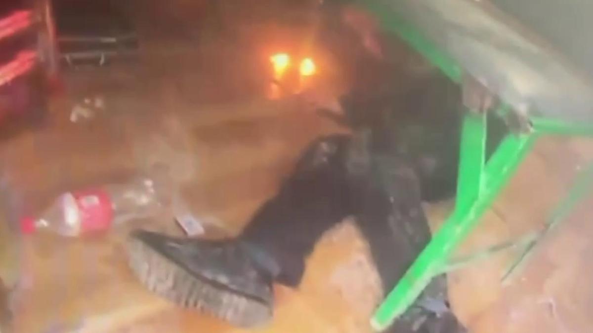 Мужчина на полу