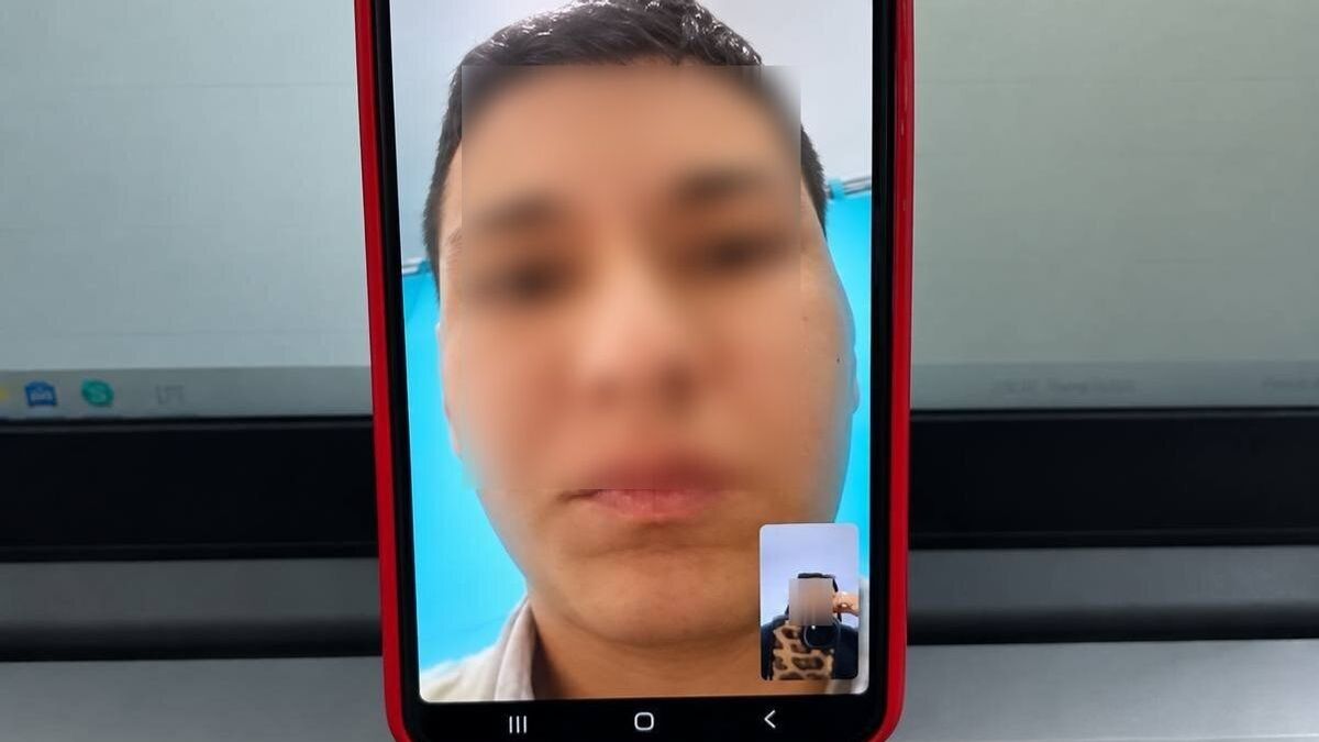Родители общаются по видео со срочником