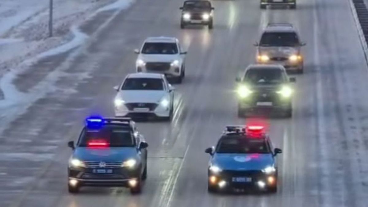 Машины едут в сопровождении полиции