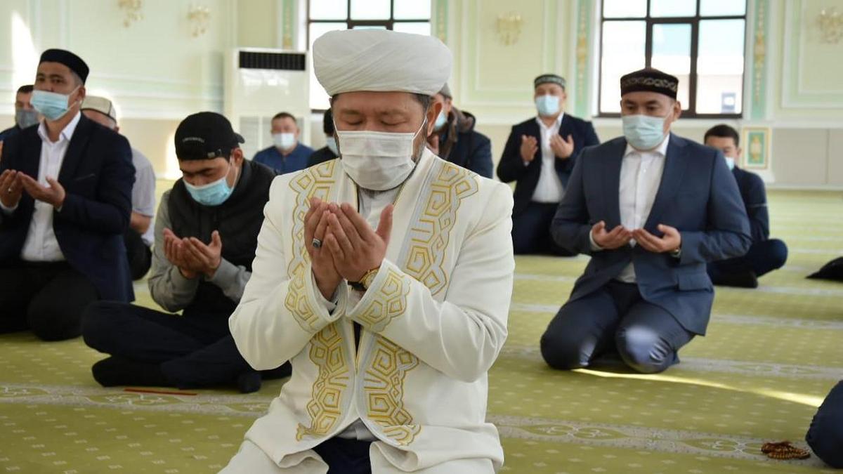Жұма намазына жиналған жамағат Жұма намазына жиналған жамағат