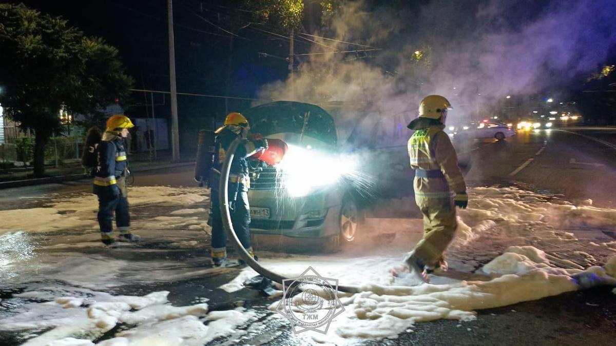 Пожарные тушат пожар