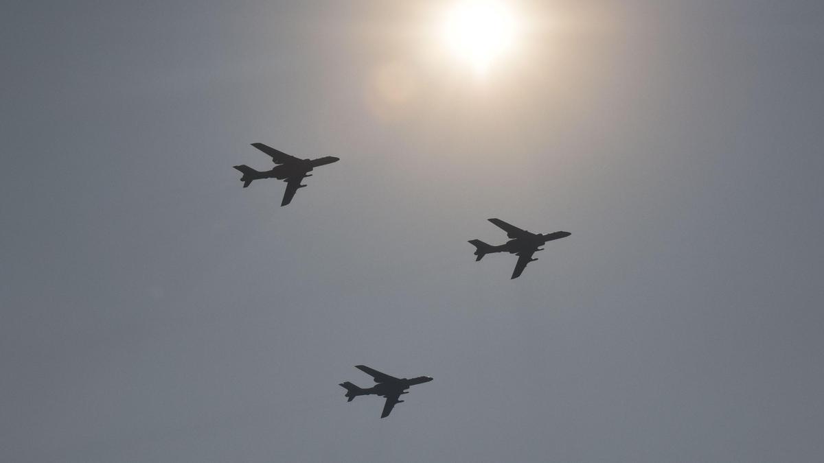 Три бомбардировщика H-6K НОАК