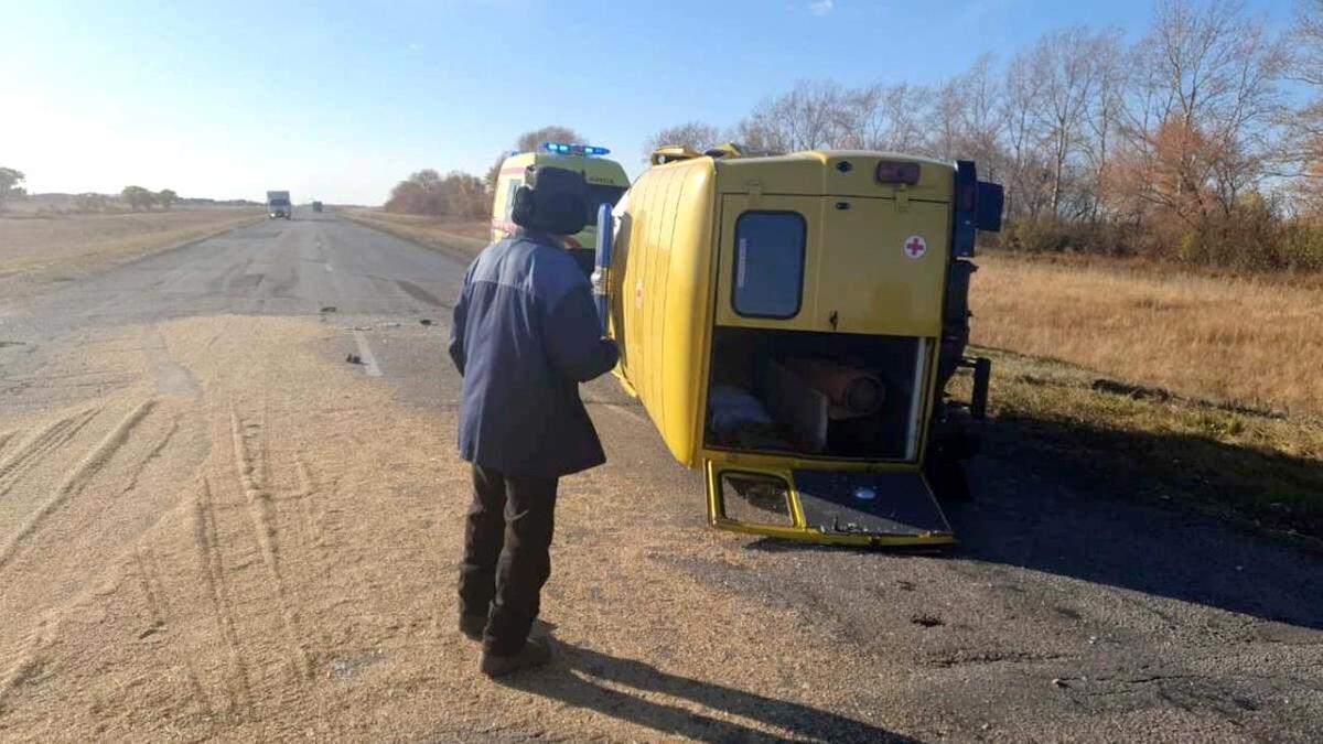 Карета скорой помощи перевернулась на дороге