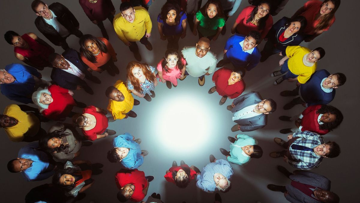 Люди стоят в комнате