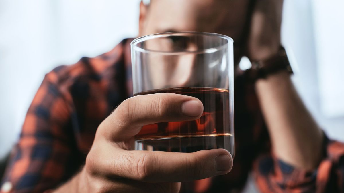 Мужчина пьет алкоголь