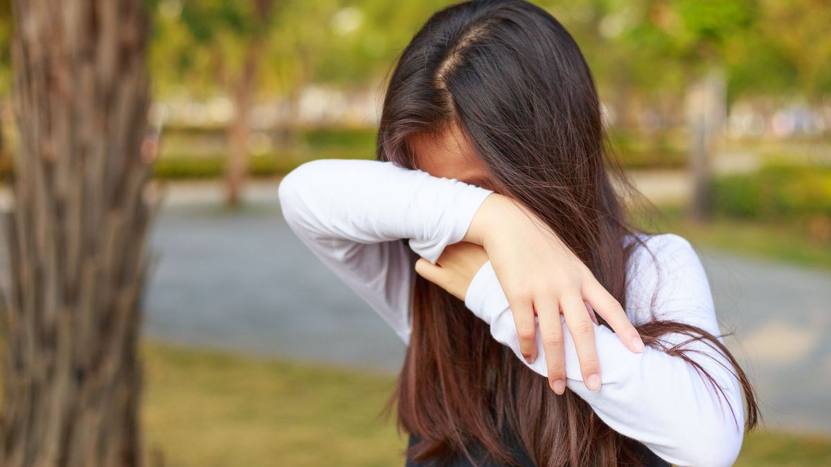 Девочка плачет