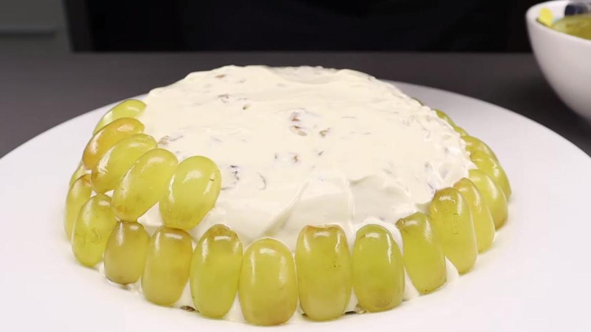 Украшение салата виноградом