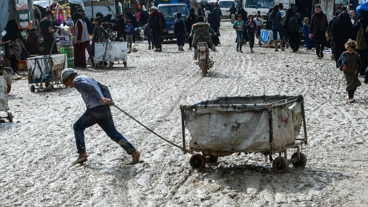 Люди в сирийских лагерях