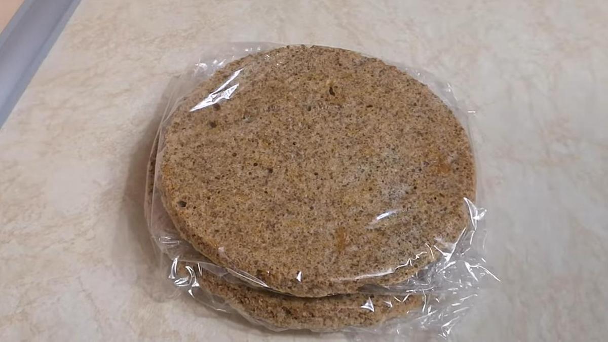Ореховый корж для торта в пленке