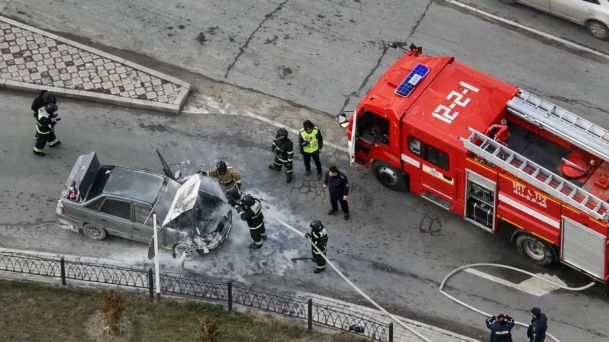 Пожарные тушат пожар