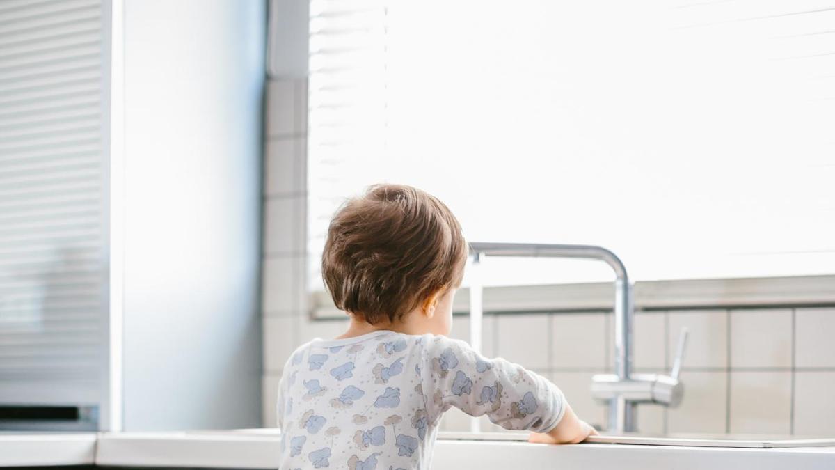 Ребенок у окна