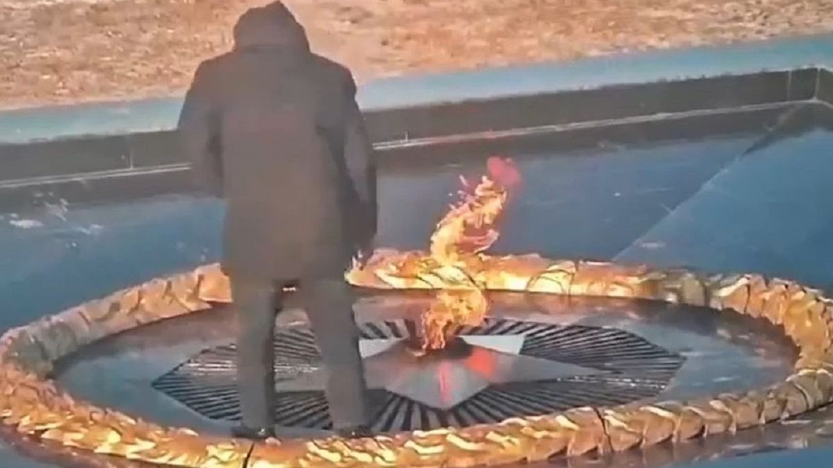 Мужчина на Вечном огне в Уральске