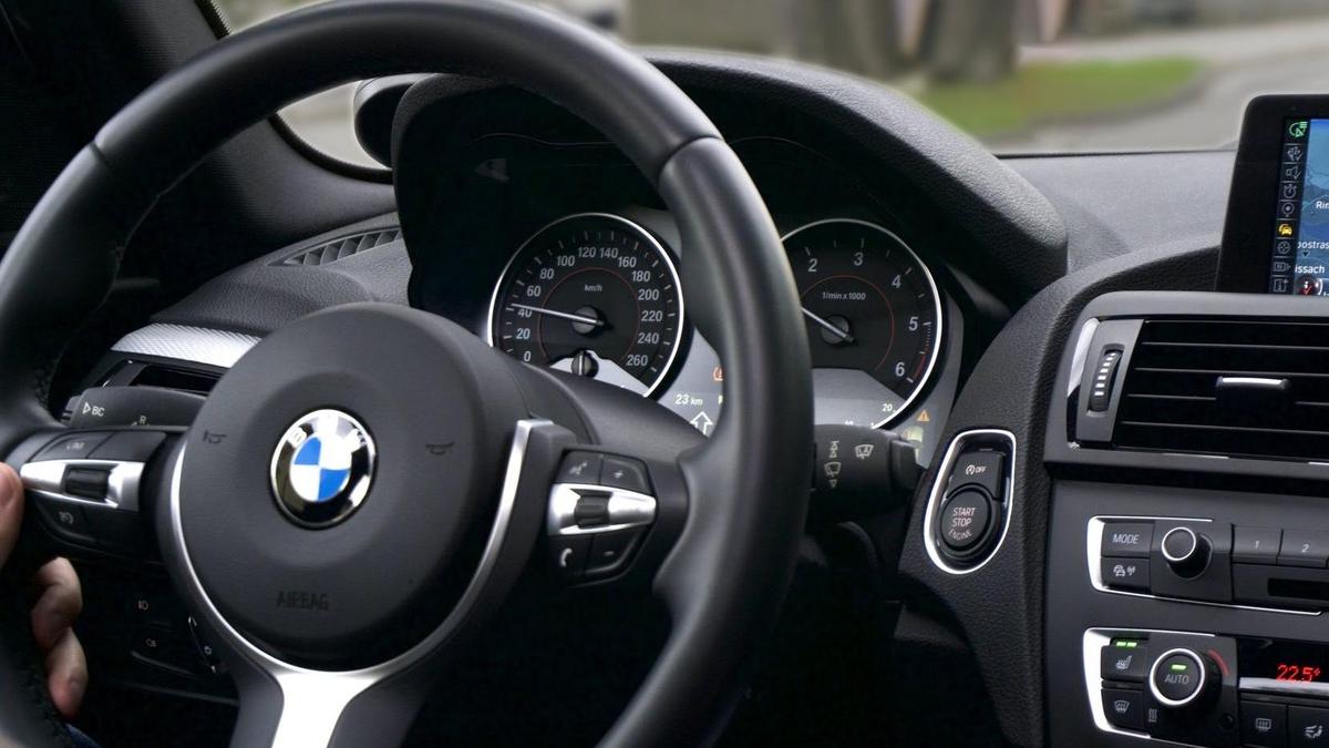 Водитель за рулем BMW