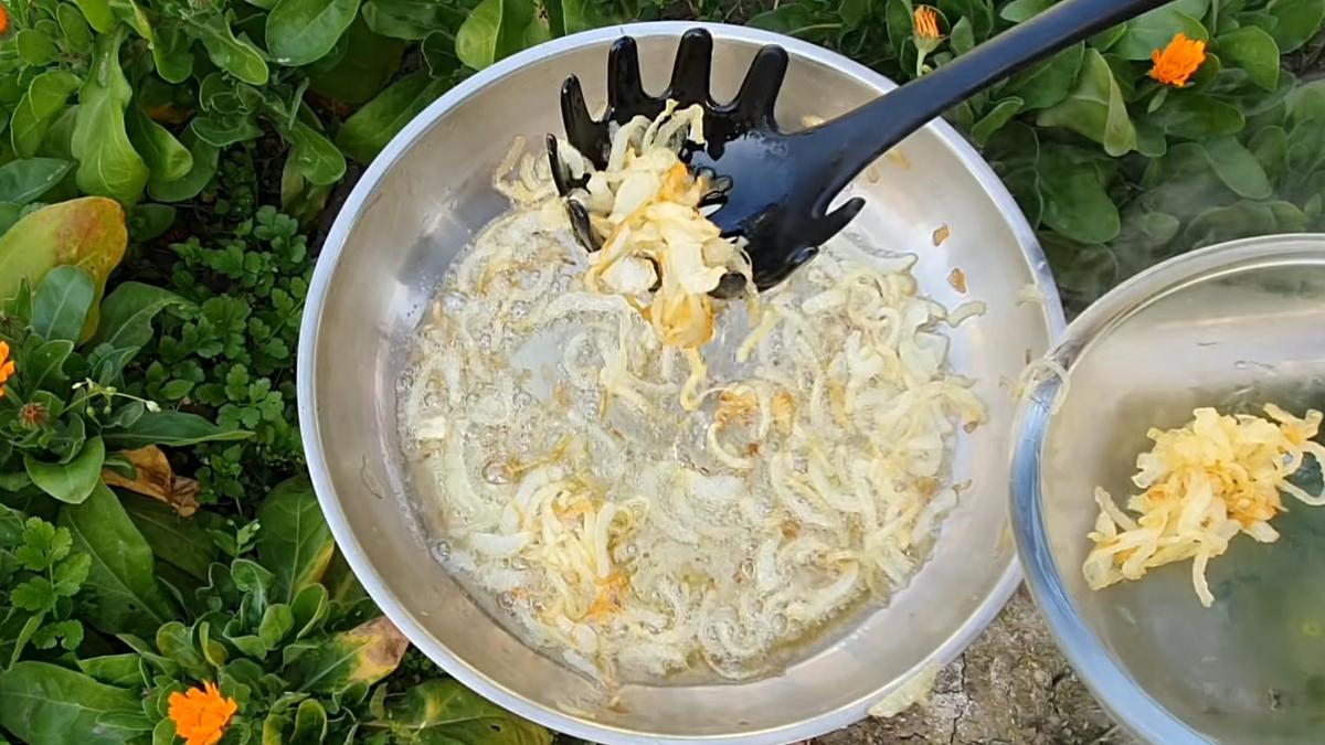 Лук обжаривают на сливочном масле  в сковороде