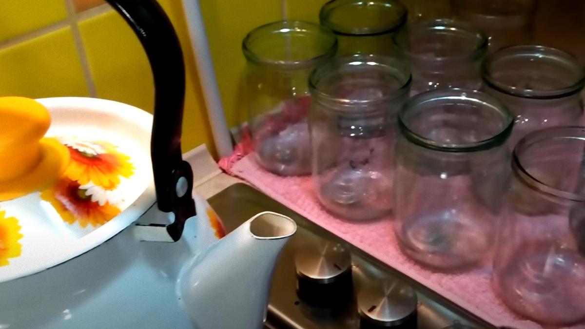 Чайник и пустые банки