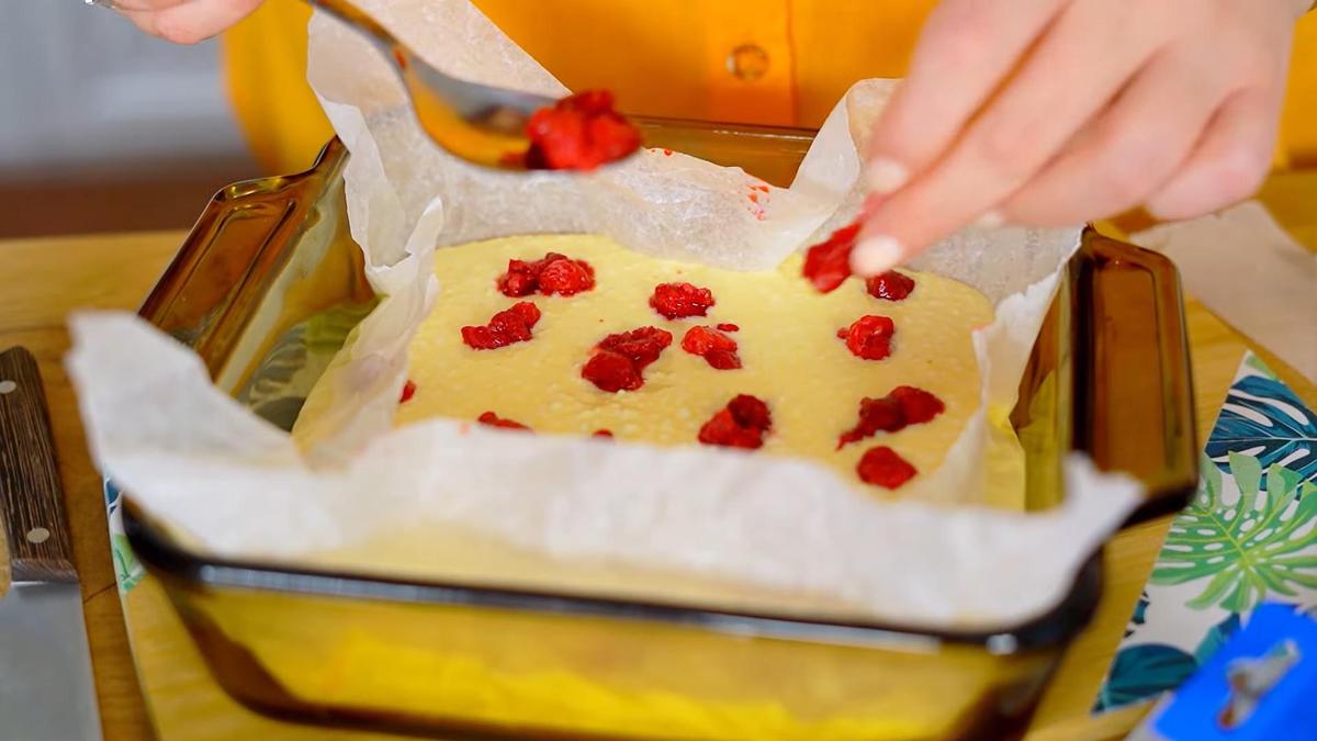 В форме для выпечки тесто для запеканки и малина