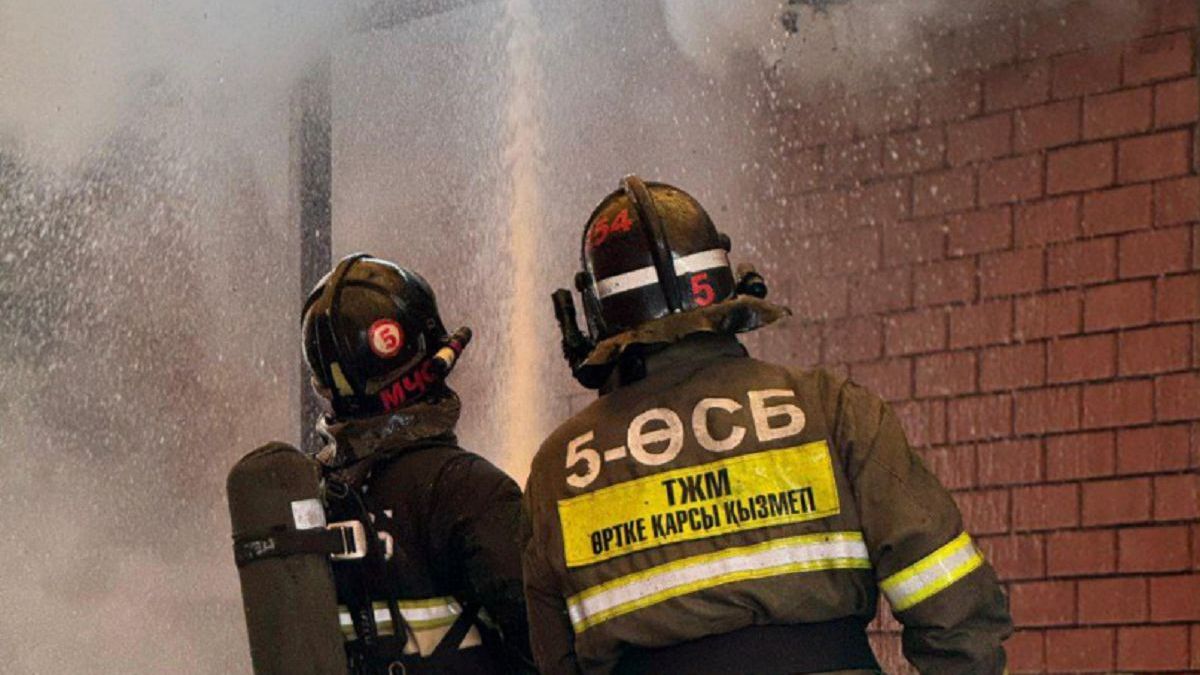 Пожарные тушат пожар