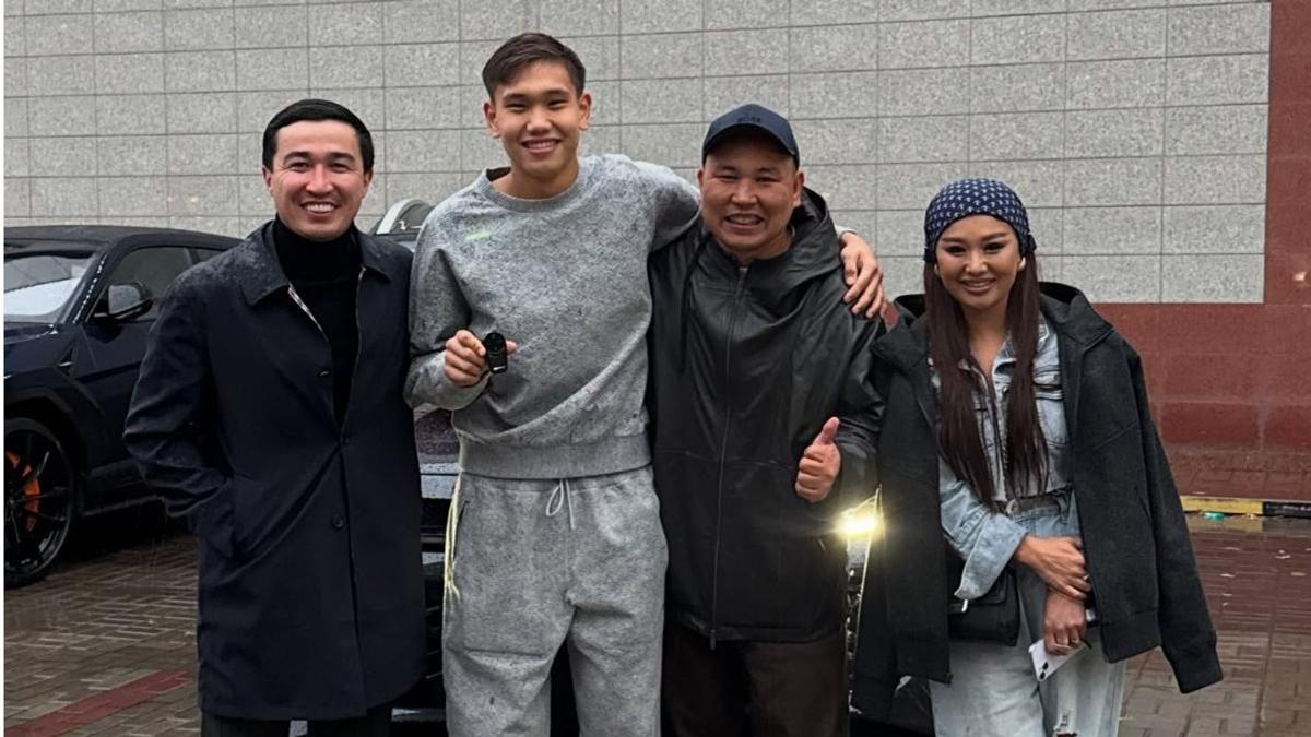 Ұлықбек Шәріпов, Шерхан Қалмұрза анасымен