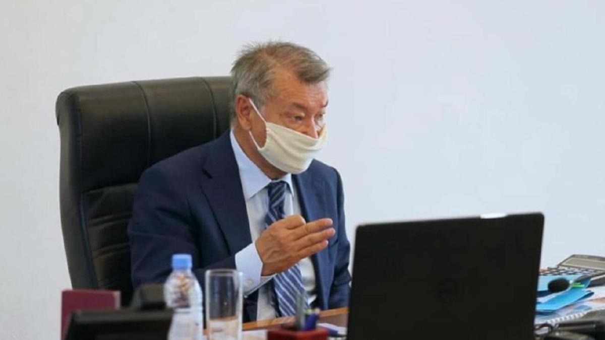 Даниал Даниал Ахметов үстелде отыр Даниал Даниал Ахметов үстелде отыр