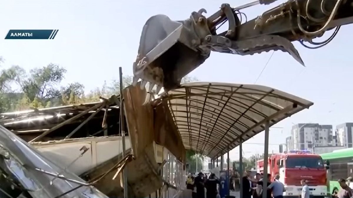 Снос остановочного комплекса в Алматы