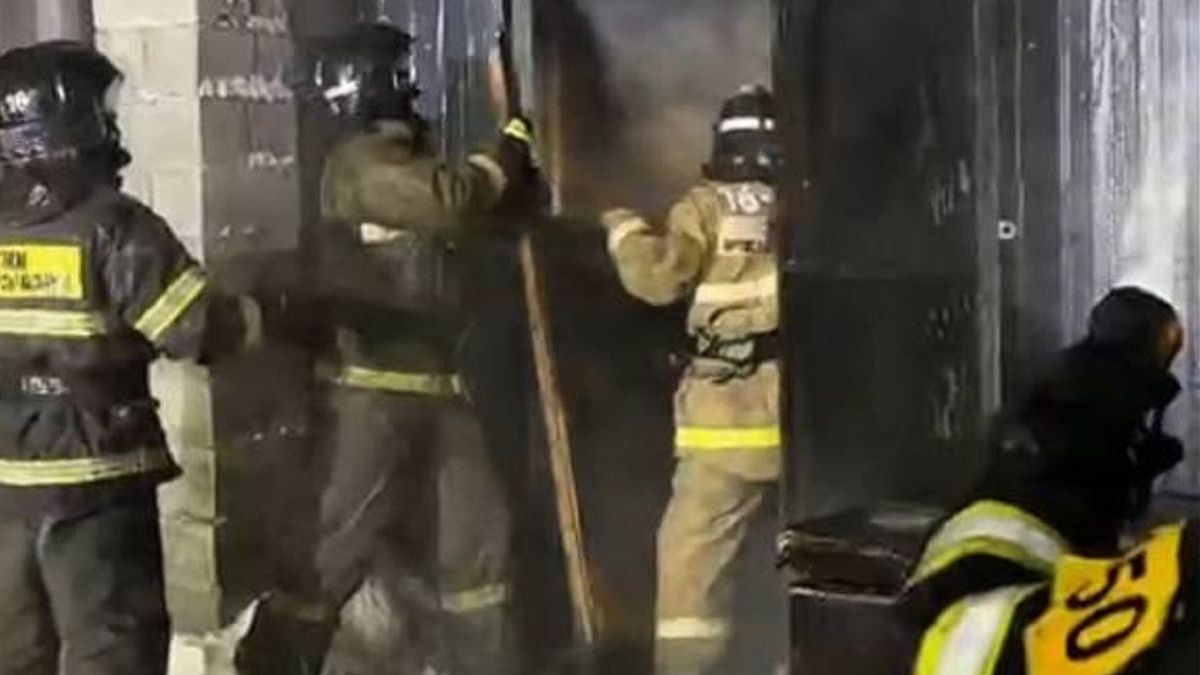 Огнеборцы на месте пожара