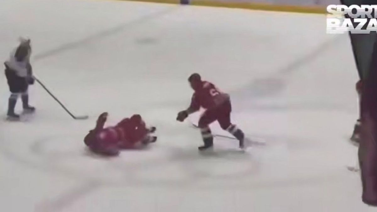 Лукашенко упал на хоккейном мачте