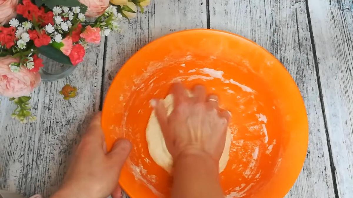 В широкой миске замешивают тесто руками