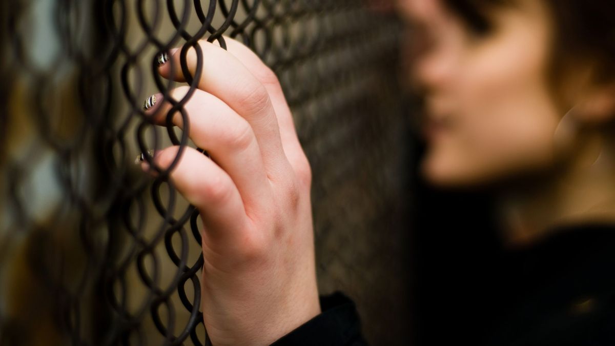 Девушка за решеткой