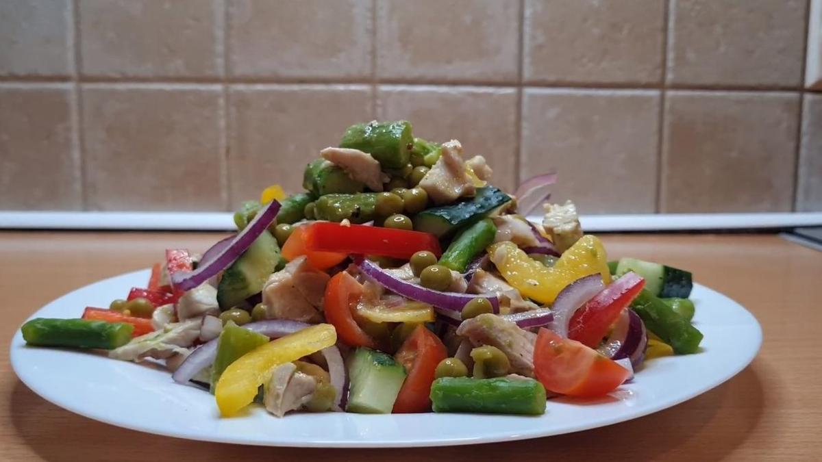 Салат из спаржи с курицей готов