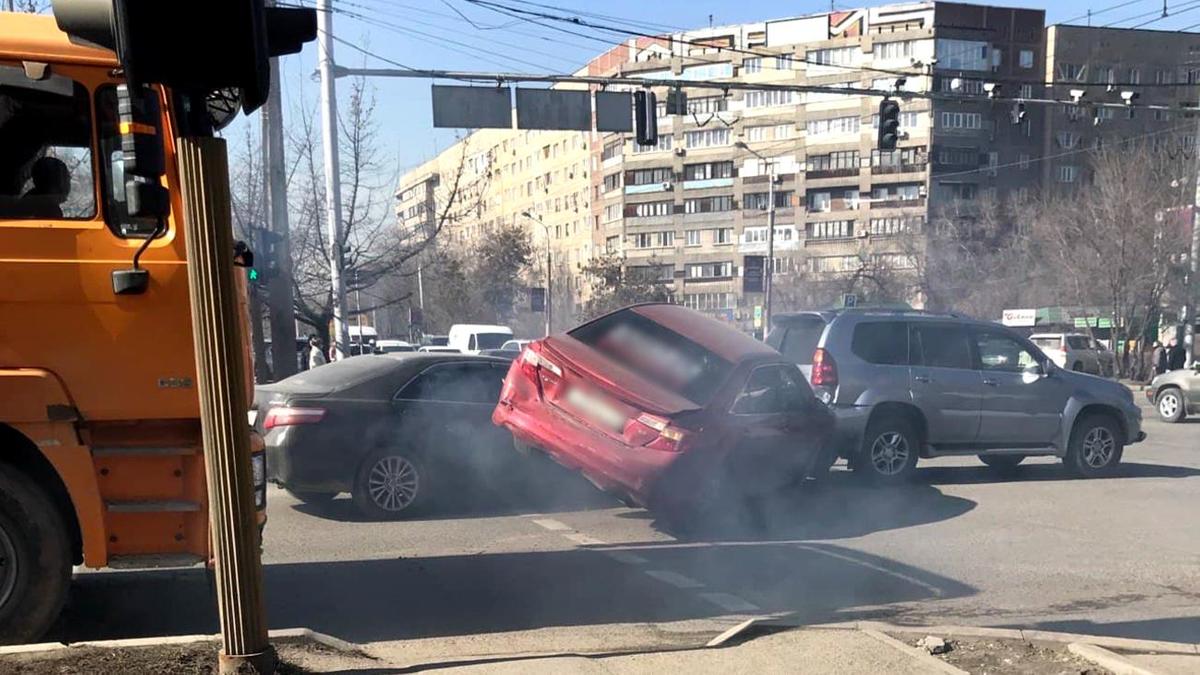 Два автомобиля столкнулись на дороге