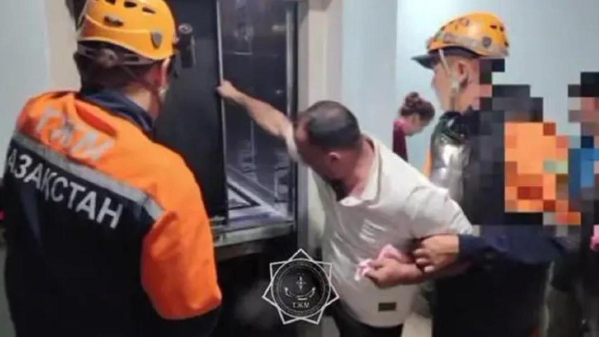 Лифтте тұрып қалды Лифтте тұрып қалды