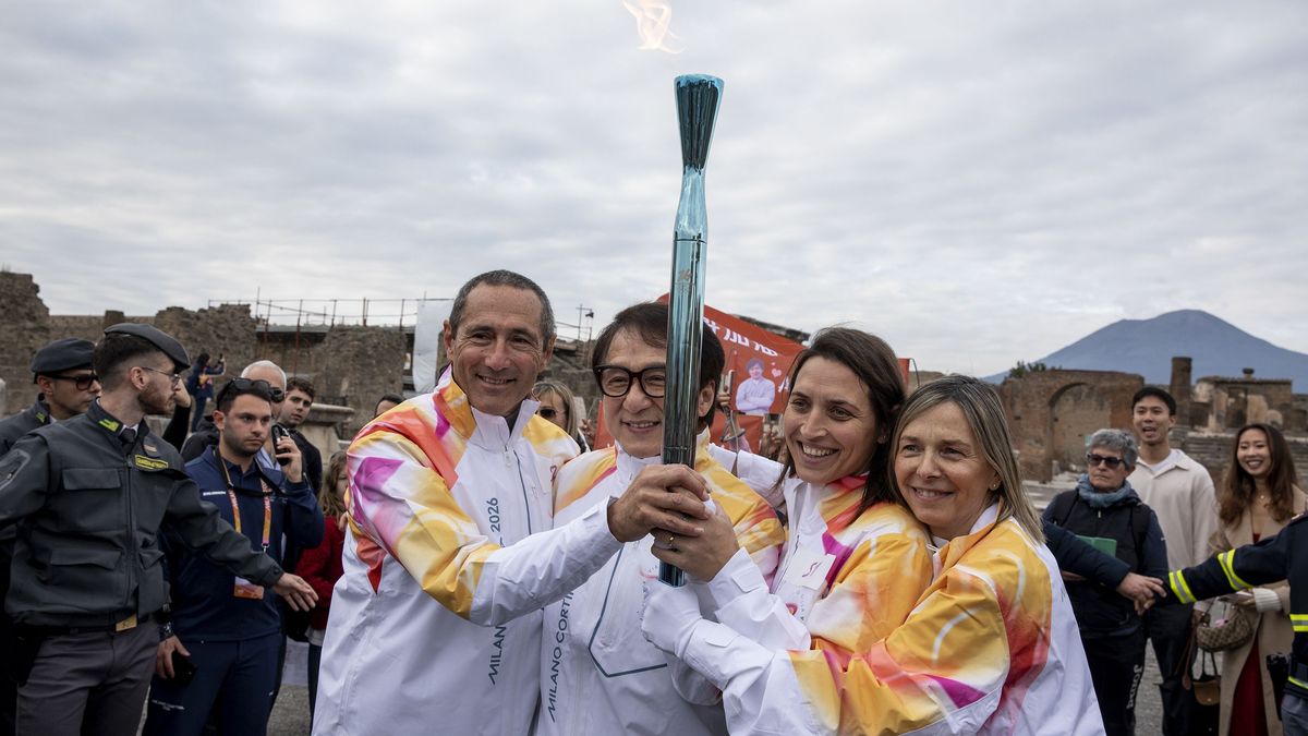 Джеки Чан с олимпийским огнем