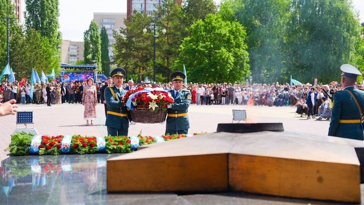 Возложение цветов к мемориалу Славы в ВКО