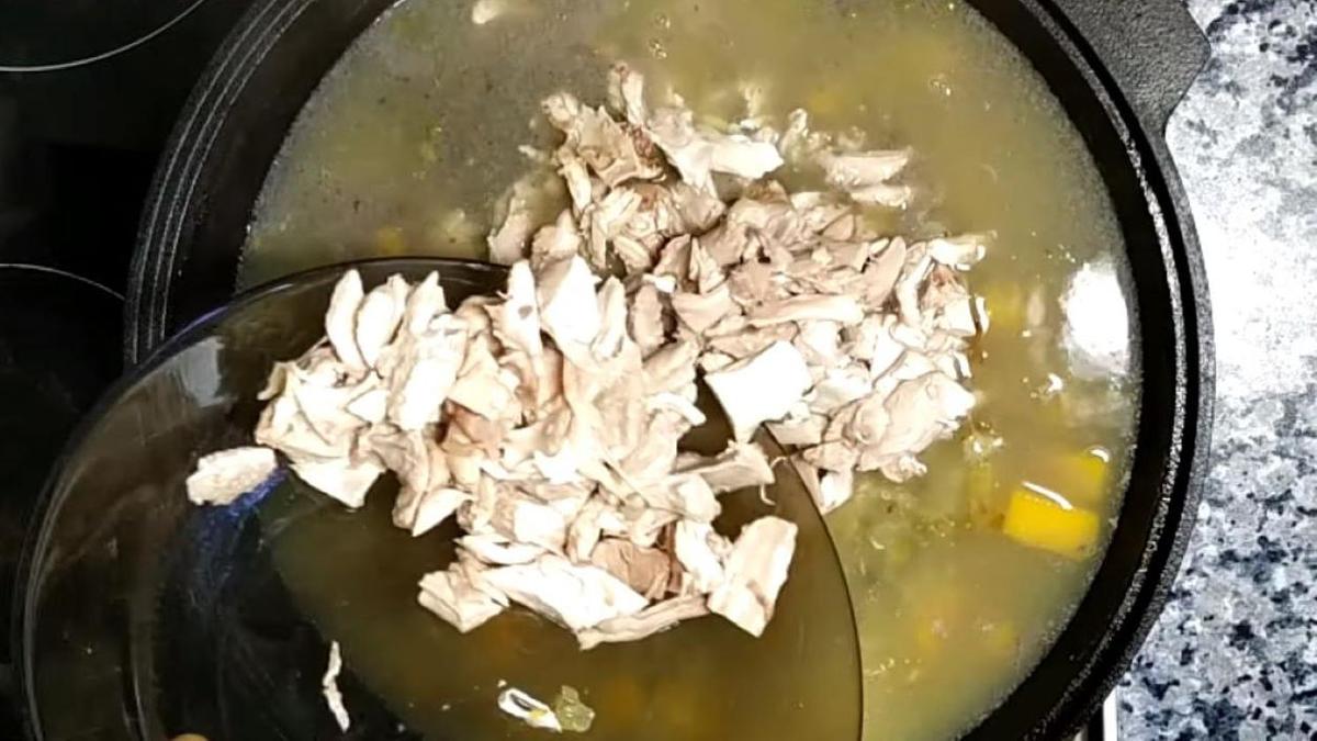 Добавьте отварную курицу