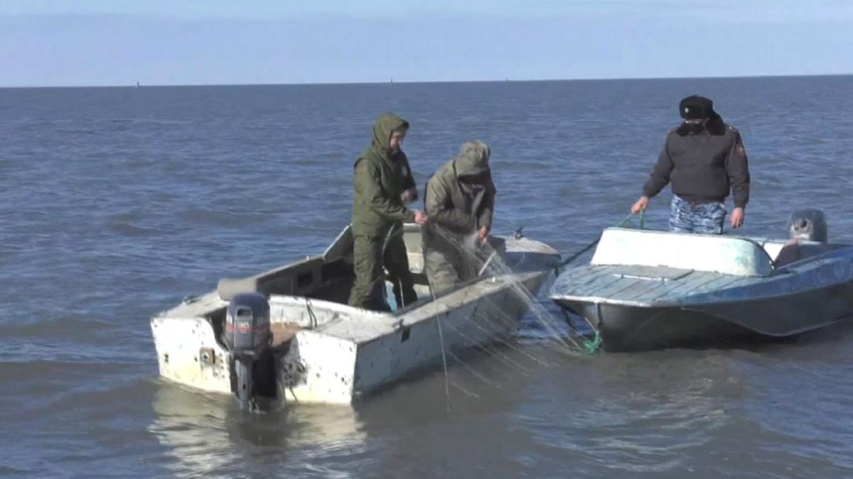 Двое людей и полицейский на лодках