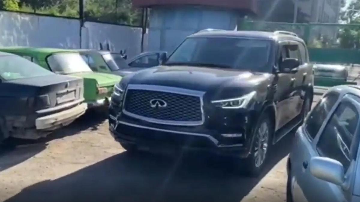 Infiniti на штрафстоянке в Павлодаре