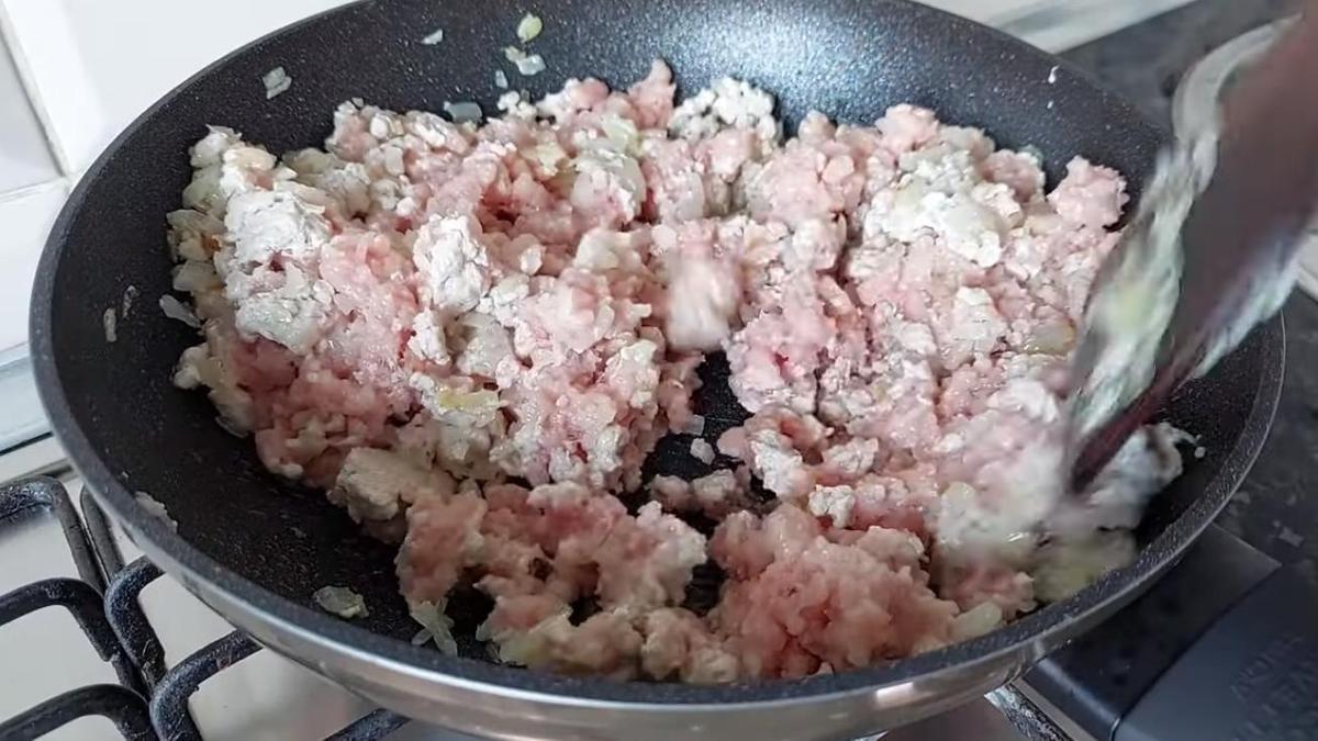 Обжарьте лук с фаршем