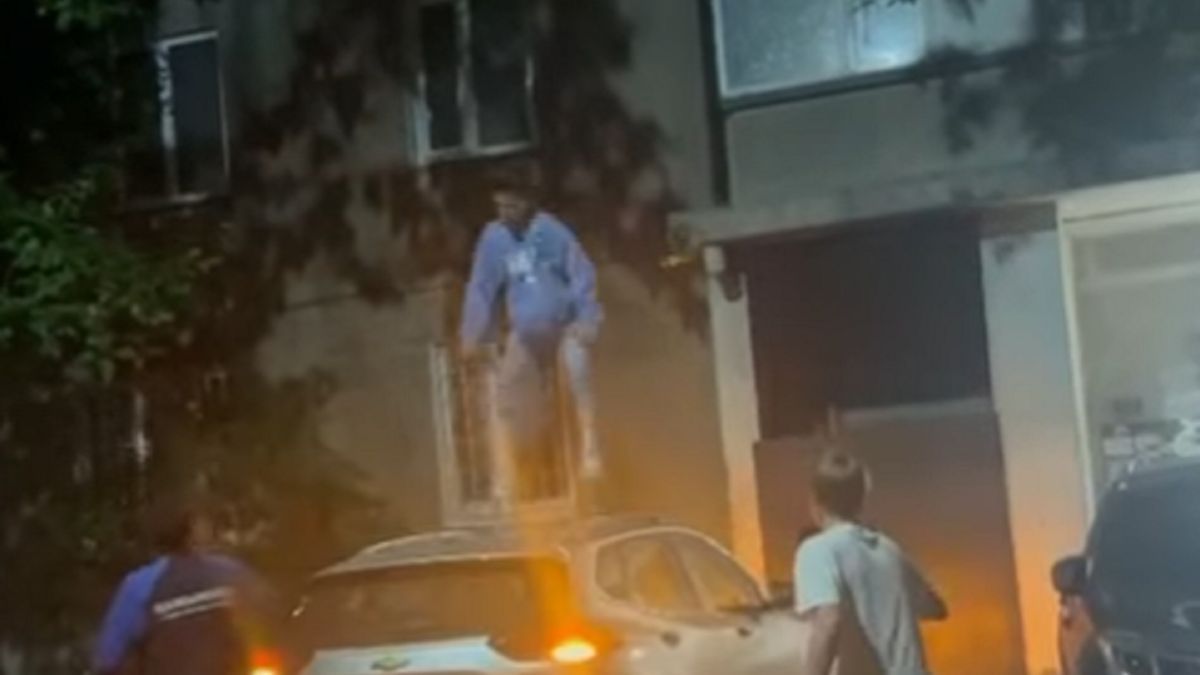 Мужчина прыгает на машине