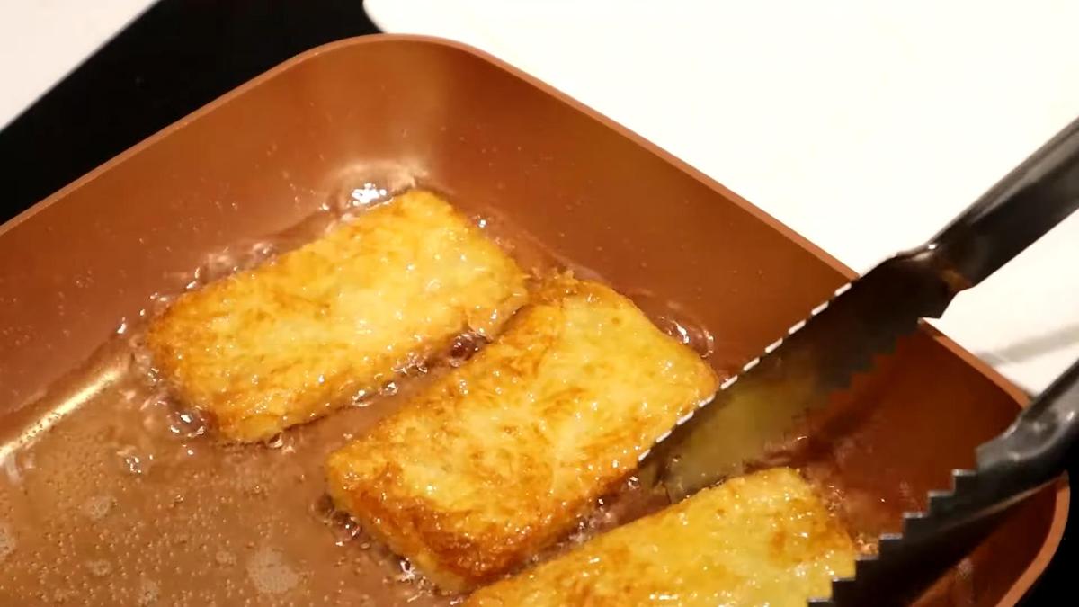 Хашбраун обжаривают в масле на сковороде