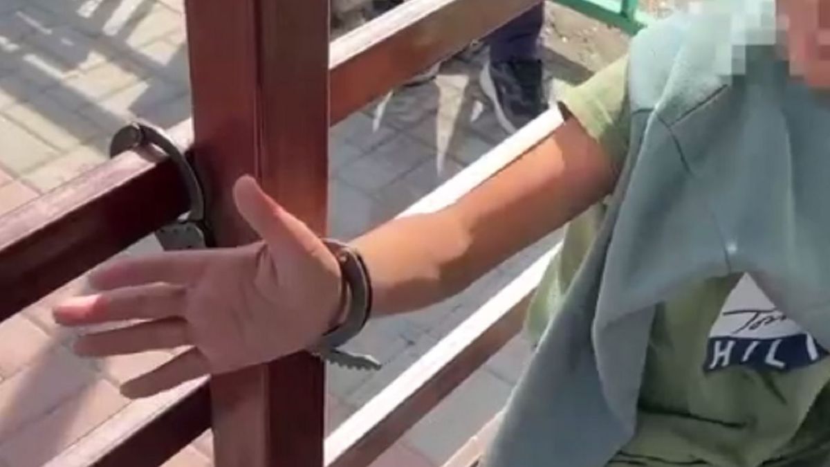 Наручники на руке ребенка