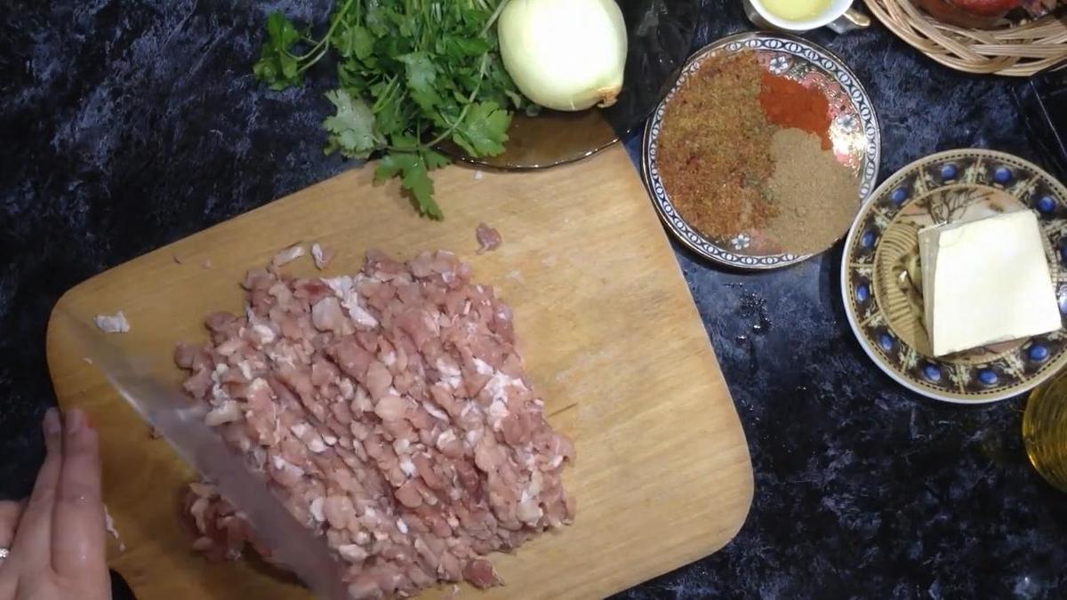 Рубленная свинина на разделочной доске